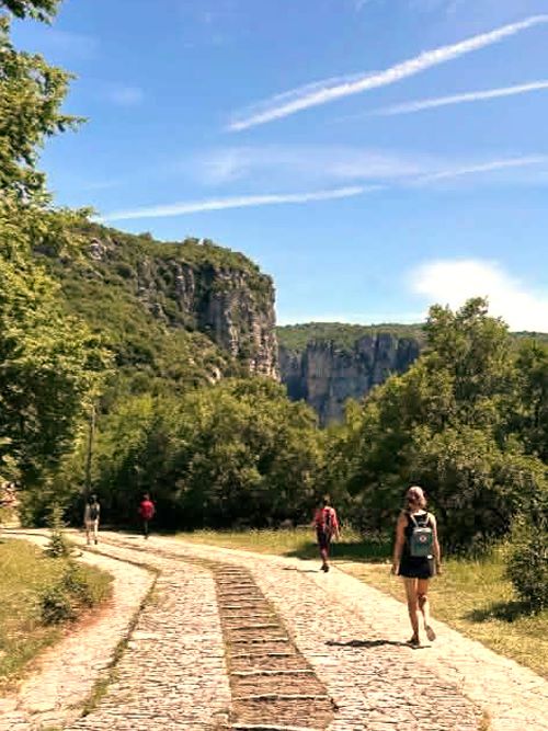 This September, we invite you to escape to the mountains of Greece for a unique Art & Yoga Retreat — a space where body, mind, and creativity come together.