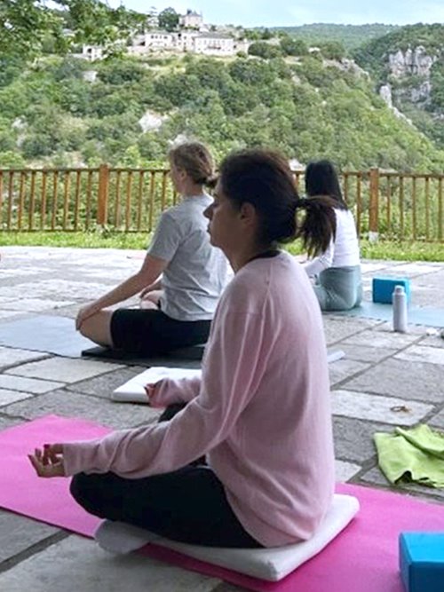 This September, we invite you to escape to the mountains of Greece for a unique Art & Yoga Retreat — a space where body, mind, and creativity come together.