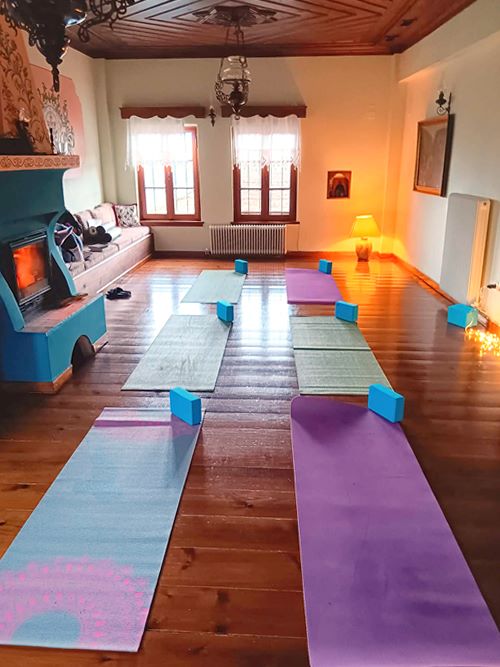 This September, we invite you to escape to the mountains of Greece for a unique Art & Yoga Retreat — a space where body, mind, and creativity come together.